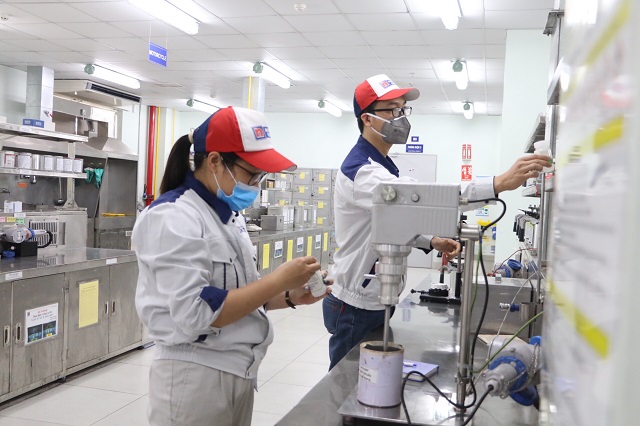 Công nhân công ty TNHH Nippon Paint Việt Nam đeo khẩu trang liên tục trong ca làm việc Công nhân công ty TNHH Nippon Paint Việt Nam đeo khẩu trang liên tục trong ca làm việc