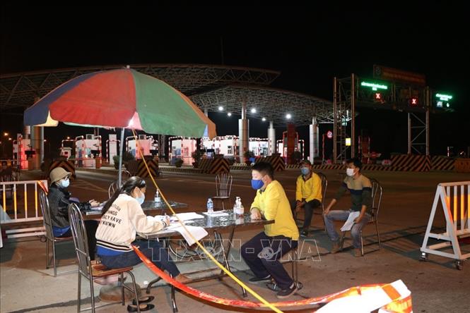 L&aacute;i xe khai b&aacute;o y tế tại chốt kiểm so&aacute;t ra v&agrave;o cao tốc H&agrave; Nội - Hải Ph&ograve;ng tại thị trấn Gia Lộc, huyện Gia Lộc, tỉnh Hải Dương. Ảnh: Mạnh Minh/TTXVN