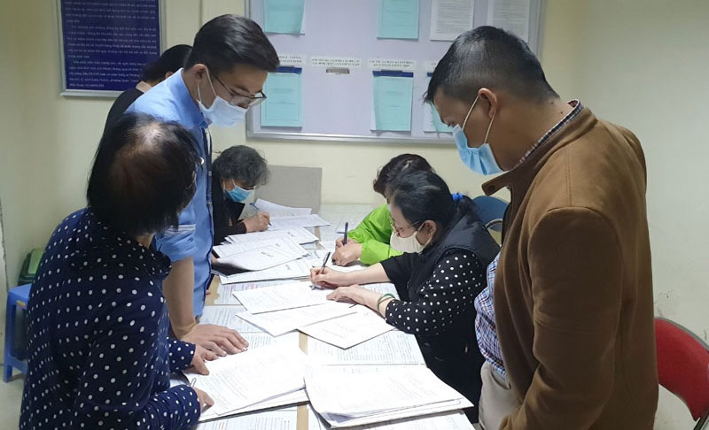 Người d&acirc;n đi l&agrave;m thủ tục nộp tiền sử dụng đất. Ảnh: &Aacute;nh Dương