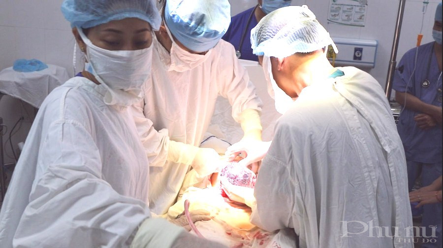 BSCKII Đỗ Khắc Huỳnh trong ca mổ lấy thai bệnh nhân suy thận giai đoạn cuối.