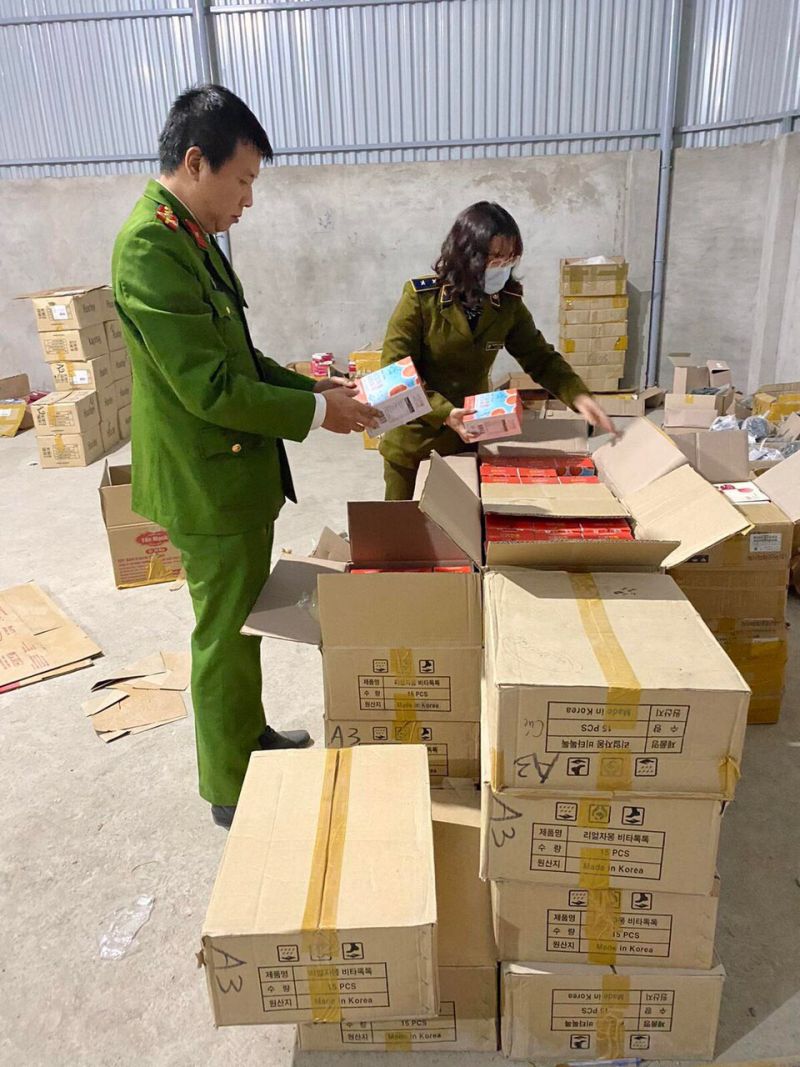 Lực lượng chức năng kiểm tra l&ocirc; h&agrave;ng