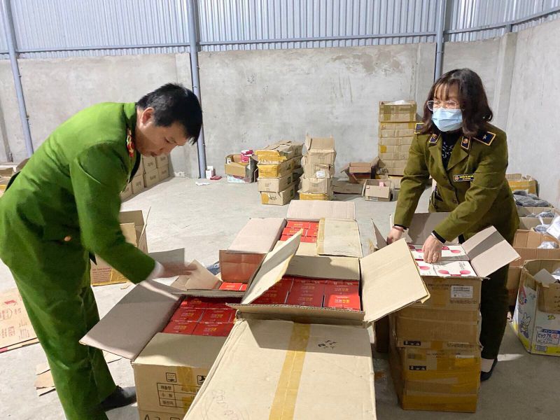 Lực lượng chức năng kiểm tra l&ocirc; h&agrave;ng vi phạm