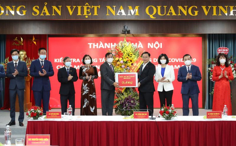 Bí thư Thành ủy Vương Đình Huệ chúc mừng Sở Y tế Hà Nội, Bệnh viện Thanh Nhàn nhân Ngày Thầy thuốc Việt Nam.