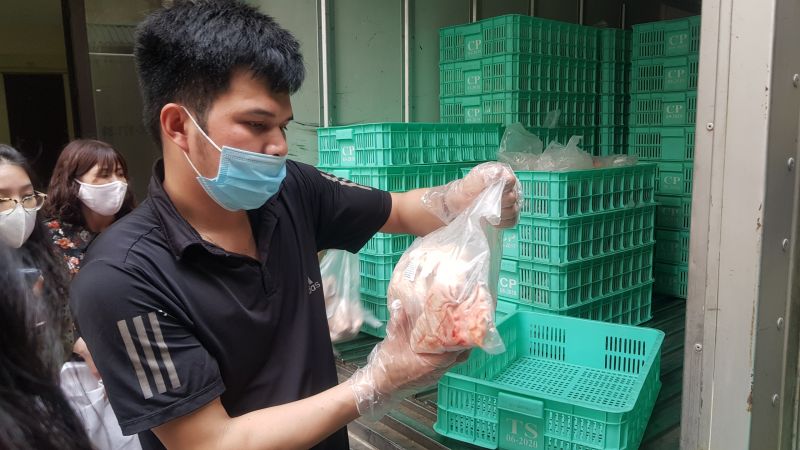 Đo&agrave;n Thanh ni&ecirc;n Sở C&ocirc;ng Thương nhận h&agrave;ng để giao cho c&aacute;c đo&agrave;n vi&ecirc;n đ&atilde; đăng k&yacute; mua g&agrave; Ch&iacute; Linh