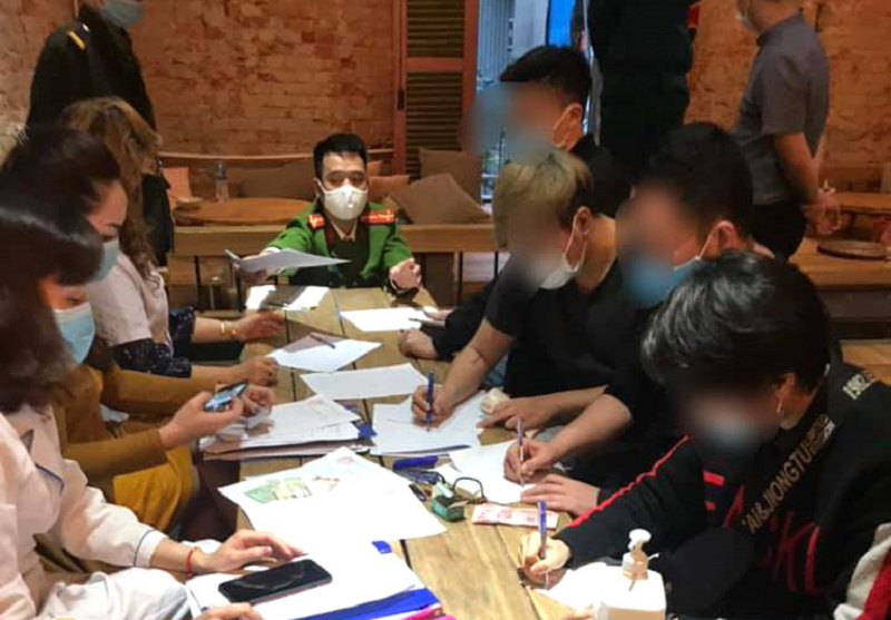 Lực lượng chức năng tiến h&agrave;nh kiểm tra,  lập bi&ecirc;n bản xử l&yacute; nhiều qu&aacute;n c&agrave; ph&ecirc; hoạt động 