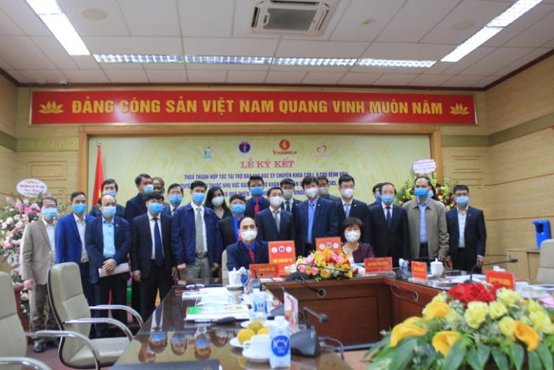 Lễ ký kết giữa Ban Quản lý Dự án 585 và Quỹ Thiện Tâm. Ảnh: VGP/Hiền Minh