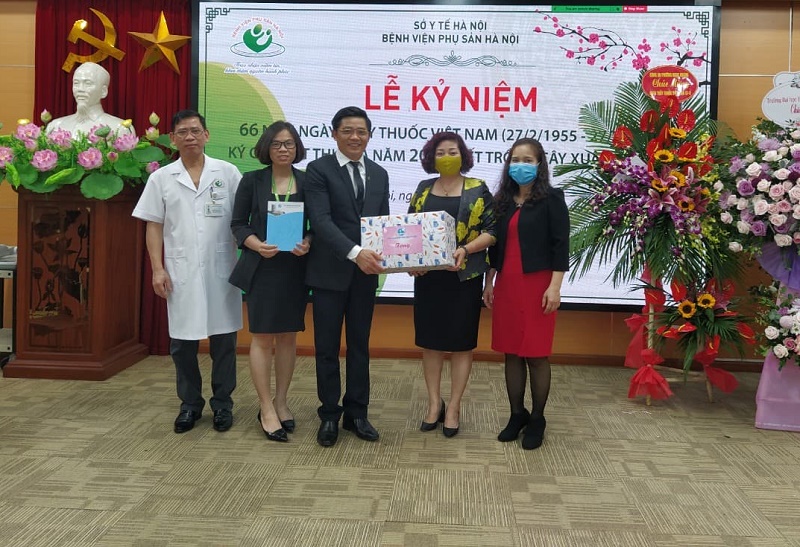Đồng chí Lê Thị Thiên Hương, Phó Chủ tịch Hội LHPN Hà Nội thăm, động viên các y, bác sĩ, nhân viên y tế... tại bệnh viện Phụ sản Hà Nội Đồng chí Lê Thị Thiên Hương, Phó Chủ tịch Hội LHPN Hà Nội thăm, động viên các y, bác sĩ, nhân viên y tế... tại bệnh viện Phụ sản Hà Nội