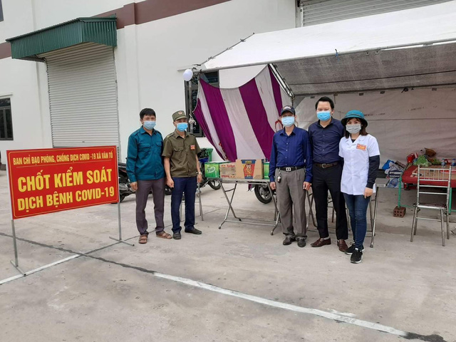 Chị T&igrave;nh mặc &aacute;o trắng ngo&agrave;i c&ugrave;ng b&ecirc;n phải c&ugrave;ng c&aacute;c th&agrave;nh vi&ecirc;n tại chốt kiểm so&aacute;t dịch COVID-19 x&atilde; Văn Tố