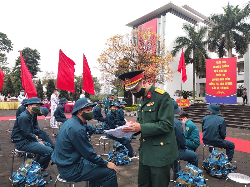 Các đồng chí trong tổ công tác kiểm tra quân số trước khi  tân binh lên đường nhập ngũ