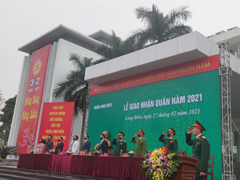 Các đại biểu thực hiện nghi lễ chào cờ