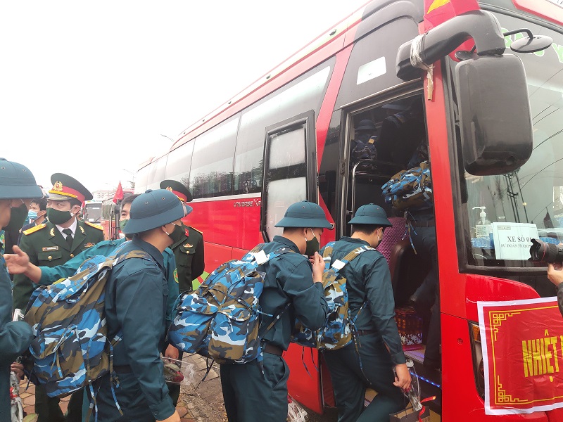 Để bảo đảm phòng, chống dịch Covid-19, tất cả thanh niên nhập ngũ đều được xét nghiệm Covid-19 và kết quả 100% âm tính, sẵn sàng lên đường thực hiện nhiệm vụ.