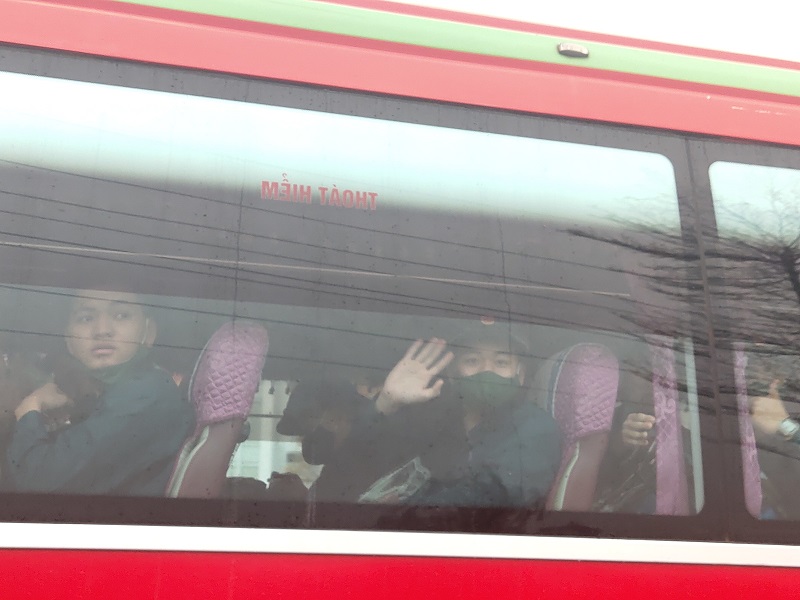 Các tân binh giơ tay vẫy chào người thân