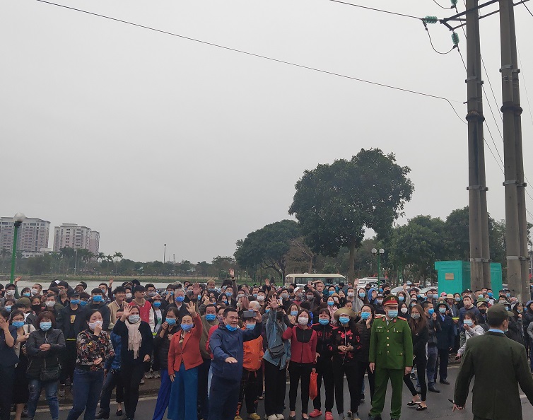 Người nhà của các tân binh vẫy chào con em mình với những lời chúc, lời hẹn với theo khi xe lăn bánh.Để đảm bảo an toàn phòng chống dịch, năm nay huyện Đông Anh đã hạn chế người vào khu vực làm lễ giao quân