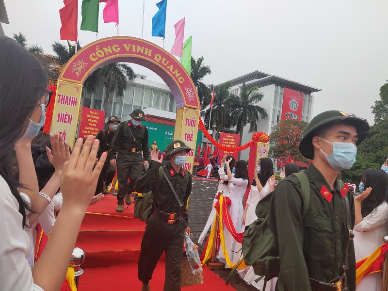 Các tân binh phấn khởi lên đường nhận nhiệm vụ