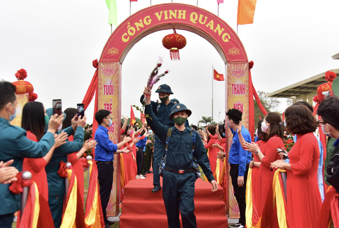 Các tân binh hân hoan lên đường nhập ngũ