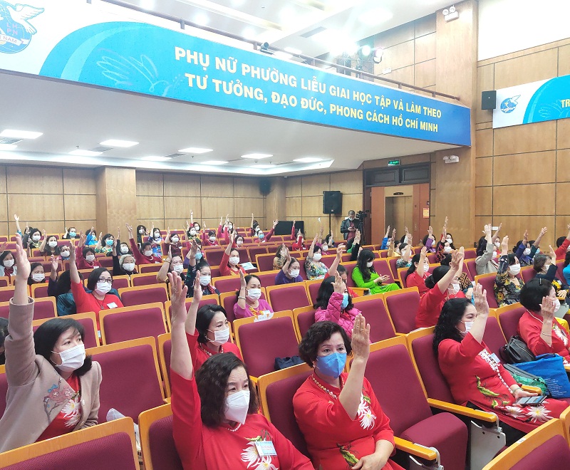 Các đại biểu biếu quyết danh sách bầu BCH Hội LHPN phường nhiệm kỳ 2021 -2026