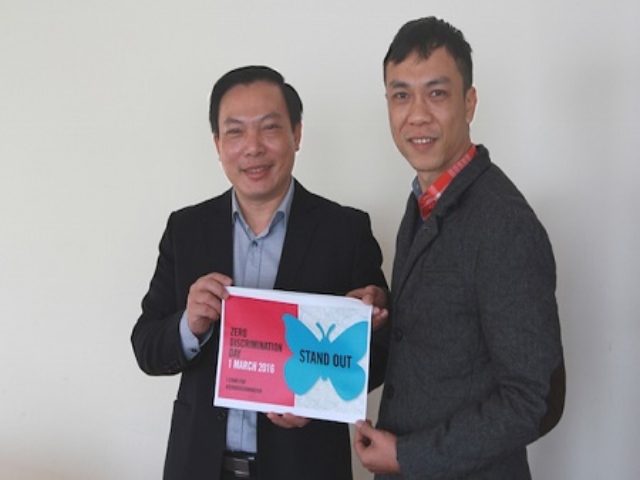 TS Hoàng Đình Cảnh, Phó Cục trưởng và anh Đỗ Đăng Đông, Trưởng mạng lưới người sống chung với HIV hưởng ứng Ngày Quốc tế Không phân biệt đối xử. Ảnh: Tống Nam