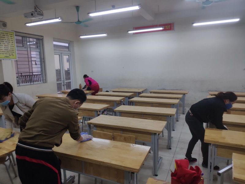 Giáo viên, nhân viên trường Tiểu học Xuân Phương đang tích cực lau dọn các lớp học. Ảnh: LV