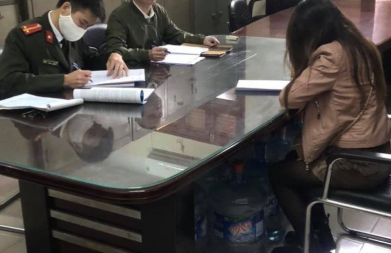 Người phụ nữ tung tin sai sự thật trên mạng xã hội về ca mắc covid-19 làm việc tại cơ quan công an.. Người phụ nữ tung tin sai sự thật trên mạng xã hội về ca mắc covid-19 làm việc tại cơ quan công an..