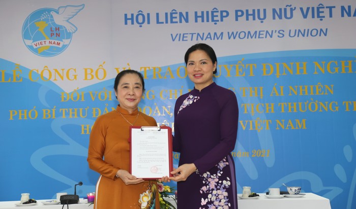 Đồng chí Hà Thị Nga trao Quyết định của Ban Bí thư về việc nghỉ công tác theo chế độ hưu trí đối với đồng chí Hoàng Thị Ái Nhiên