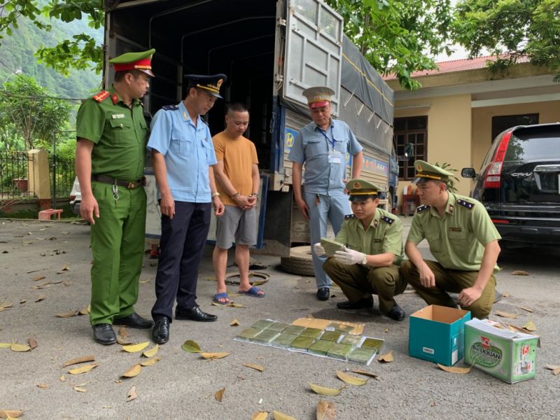 Lực lượng chức năng bắt vụ vận chuyển 16 bánh hêroin
