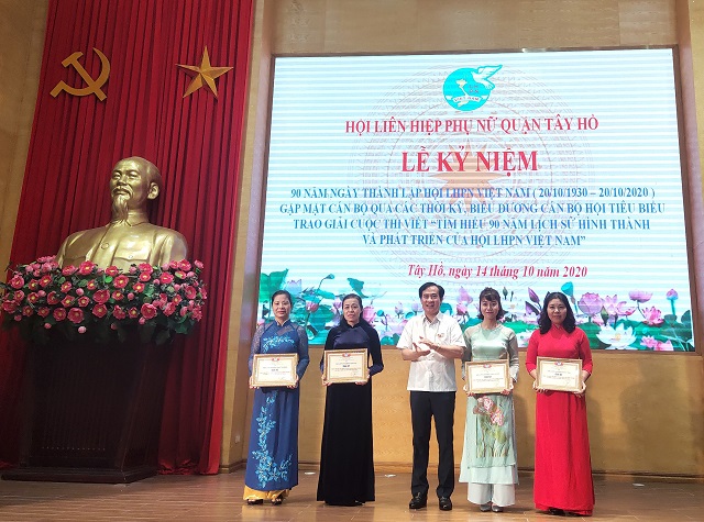 Đồng chí Nguyễn Anh Tuấn – Phó Bí thư Thường trực quận ủy Tây Hồ trao giải cho các tập thể tham gia cuộc thi “Tìm hiểu 90 năm lịch sử hình thành và phát triển của Hội LHPN Việt Nam” do quận hội tổ chức năm 2020.