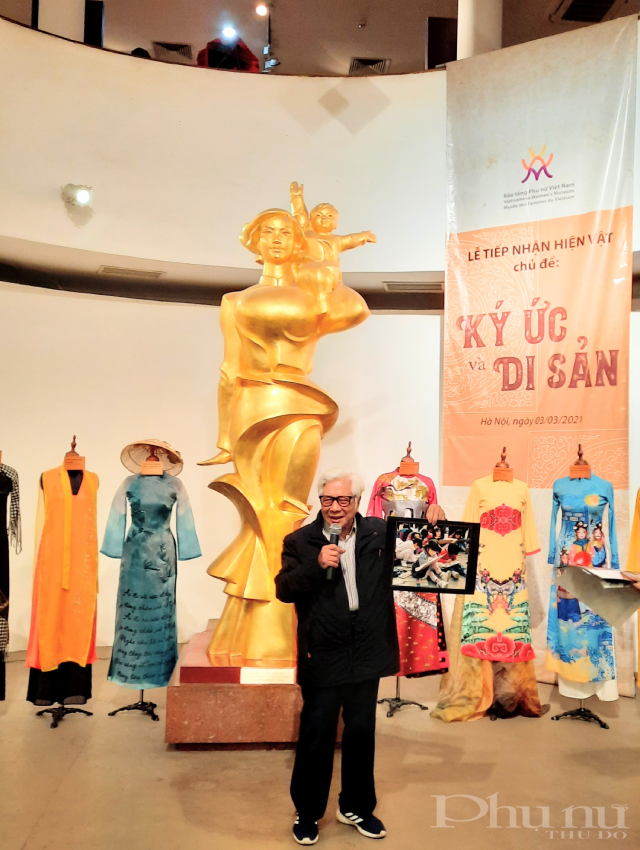 Nhà báo - Nghệ sĩ nhiếp ảnh Đinh Quang Thành đang giới thiệu về những tấm ảnh mà ông trao tặng cho Bảo tàng Phụ nữ Việt Nam.