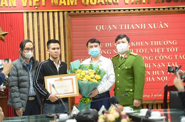 Ông Nguyễn Xuân Lưu, Thành uỷ viên, Bí thư quận uỷ, Chủ tịch UBND quận Thanh Xuân trao bằng khen cho anh Nguyễn Ngọc Mạnh – “người hùng” cứu cháu bé 3 tuổi rơi từ toà 13 chung cư trên đường Nguyễn Huy Tưởng, quận Thanh Xuân