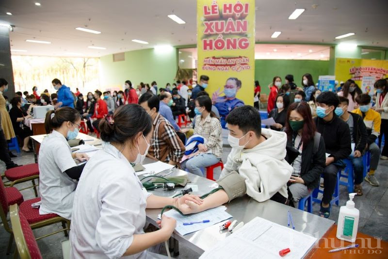 Từ sớm, rất đông các bạn trẻ có mặt tại Viện Huyết học - Truyền máu Trung ương tham gia Lễ hội Xuân hồng 2021.