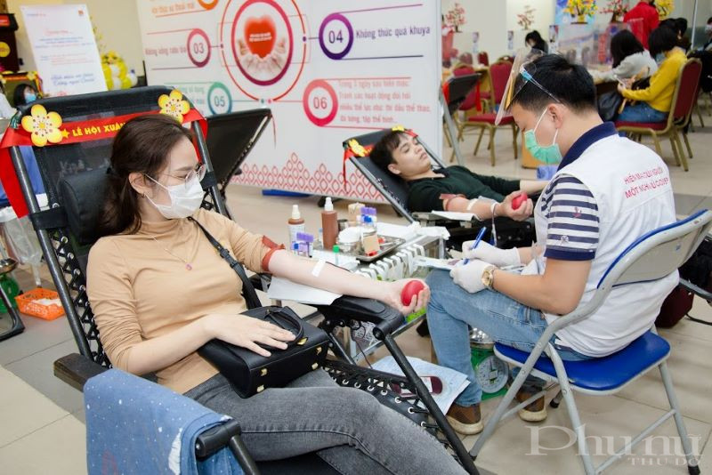 Các bạn trẻ tới hiến máu đều có chung mong muốn giúp được nhiều người bệnh bằng việc làm nhỏ bé của mình.