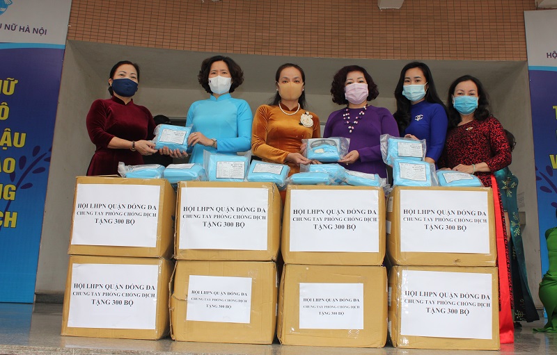 Hội LHPN Hà Nội tiếp nhận sự ủng hộ của Hội LHPN quận Đống Đa