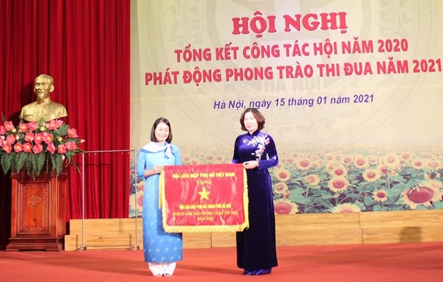 Ph&oacute; Chủ tịch B&ugrave;i Thị H&ograve;a trao cờ thi đua trao cờ thi đua đơn vị xuất sắc năm 2020 của TƯ Hội LHPN Việt Nam cho Hội LHPN H&agrave; Nội