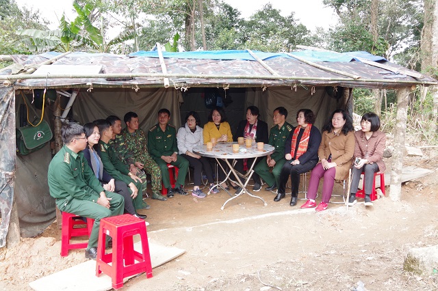 Đoàn công tác trò chuyện cùng các chiến sĩ tại chốt trực.