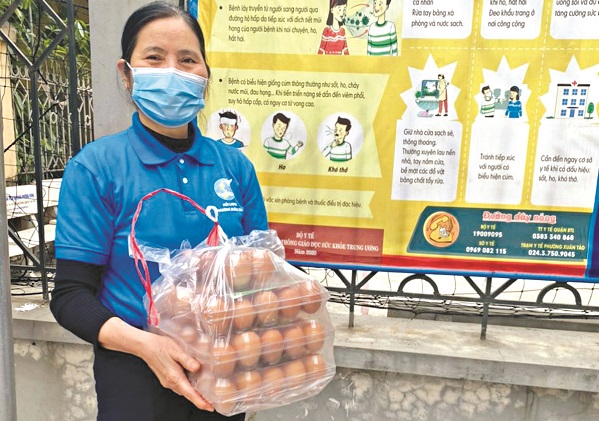 Hội viên phụ nữ huyện Chương Mỹ tiêu thụ trứng theo kênh của Trung tâm Hỗ trợ phát triển phụ nữ Hà Nội triển khai