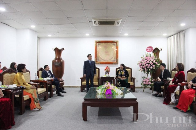 Phó Chủ tịch UBND Thành phố Chử Xuân Dũng phát biểu chúc mừng cán bộ, công nhân viên chức Hội LHPN Hà Nội nhân ngày 8/3. (Ảnh: Thảo Hương)