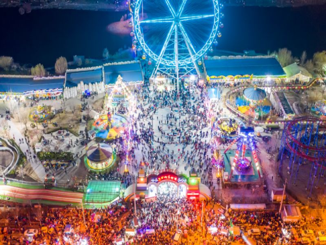 Có từ đời nhà Hán, lễ hội này tồn tại đã hơn 2000 năm nay khiến các thành thị, thôn xã thay đổi diện mạo nhờ những chiếc đèn lồng và những buổi bắn pháo hoa, như tại Tân Châu, thuộc tỉnh Sơn Đông ở miền bắc Trung Quốc.