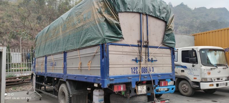 Xe chở lô hàng vi phạm Xe chở lô hàng vi phạm