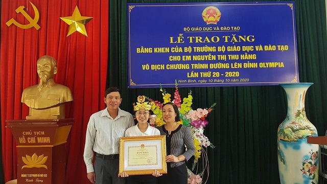 Nguyễn Thị Thu Hằng v&agrave; bố mẹ khi em được nhận Bằng khen của Bộ GD-ĐT.