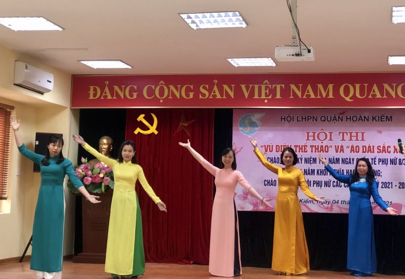 Phần trình diễn áo dài trên nền nhạc... Phần trình diễn áo dài trên nền nhạc...