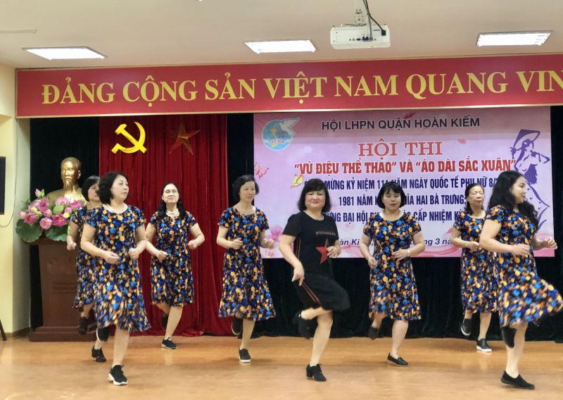 Vũ điệu Ba cha ta của Hội LHPN phường Hàng Mã Vũ điệu Ba cha ta của Hội LHPN phường Hàng Mã