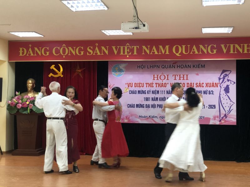 Tiết mục khiêu vũ cổ điển của Hội LHPN phường Hàng Bài Tiết mục khiêu vũ cổ điển của Hội LHPN phường Hàng Bài