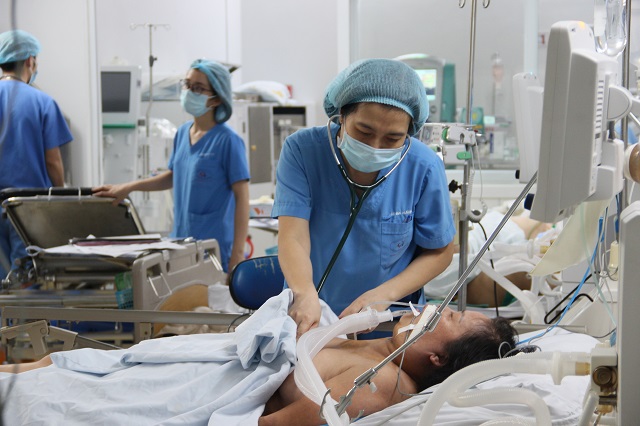 TTƯT.TS.BS H&agrave; Mai Hương thăm kh&aacute;m bệnh cho bệnh nh&acirc;n tại Trung t&acirc;m Hồi sức t&iacute;ch cực.