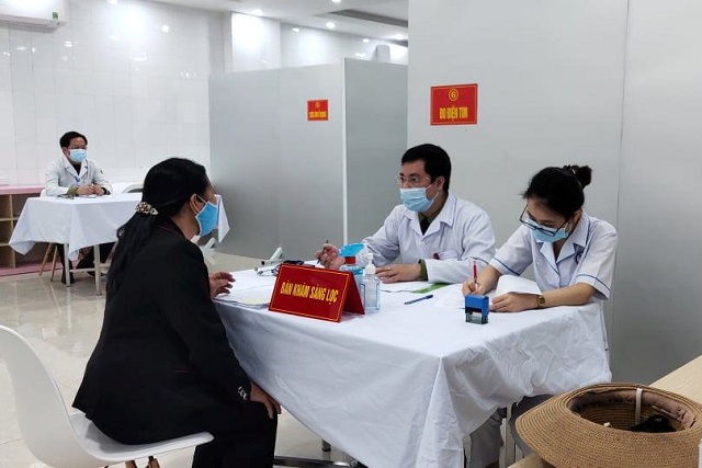 T&igrave;nh nguyện vi&ecirc;n tham gia ti&ecirc;m thử nghiệm vắc-xin Nanocovax giai đoạn 2 được kh&aacute;m l&acirc;m s&agrave;ng kỹ lưỡng.