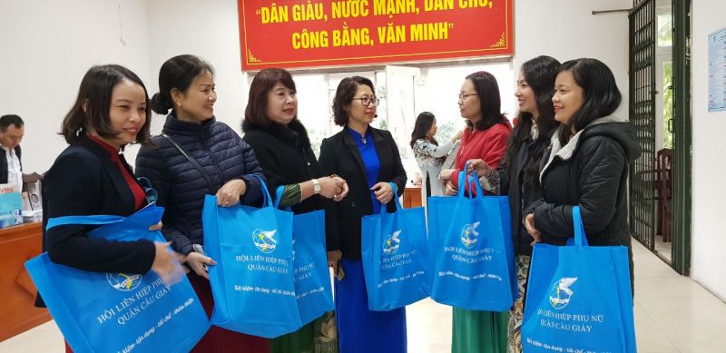 Các chị phấn khởi nhận và chia sẻ về tiện ích của túi thân thiện với môi trường