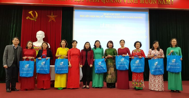 Đại diện Hội LHPN thành phố, Phòng Tài nguyên và Môi trường quận và Hội LHPN quận Cầu Giấy trao túi thân thiện cho các đại diện Hội LHPN các phường.