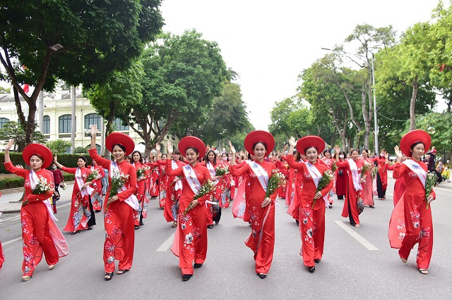 Lễ hội "&Aacute;o d&agrave;i - Hương sắc Tr&agrave;ng An" diễn ra tại phố đi bộ Hồ Ho&agrave;n Kiếm ng&agrave;y 29/11/2020