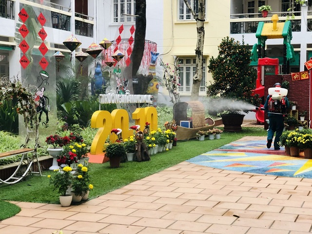 Trường mầm non 20-10 phun khử khuẩn khu&ocirc;n vi&ecirc;n trước khi đ&oacute;n trẻ trở lại trường