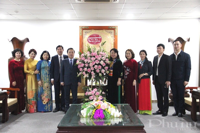 Thay mặt lãnh đạo UBND thành phố Hà Nội, đồng chí Chử Xuân Dũng - Thành ủy viên, Phó Chủ tịch UBND thành phố (thứ 5 từ trái qua) tặng hoa chúc mừng cán bộ, công chức, viên chức Hội LHPN Hà Nội nhân ngày Quốc tế phụ nữ 8/3.