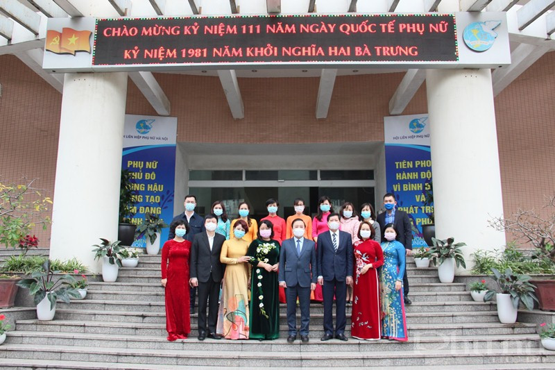 Đoàn công tác của UBND thành phố Hà Nội chụp ảnh lưu niệm cùng một số cán bộ Hội LHPN Hà Nội.