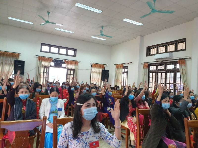 C&aacute;c đại biểu biểu quyết bầu Ban chấp h&agrave;nh Hội LHPN x&atilde; Li&ecirc;n H&agrave; kh&oacute;a 25